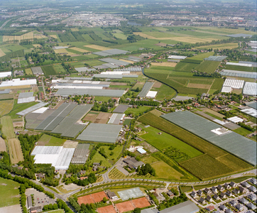 840456 Luchtfoto van het tuinbouwgebied met kassen ten noorden van de Burgemeester Middelweerdbaan te De Meern ...